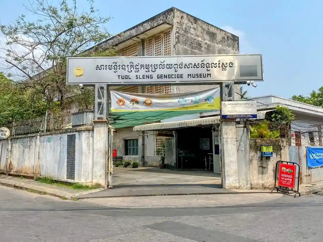 Tuol Sleng S-21 Genocide Museum and Choeung Ek Killing Fields Memorial in Phnom Penh